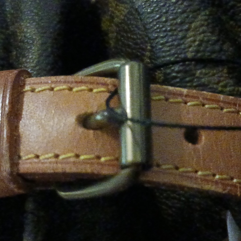 "AUTHENTICATED"Louis Vuitton Saumur Crossbody Bag. - Picture 16 of 16